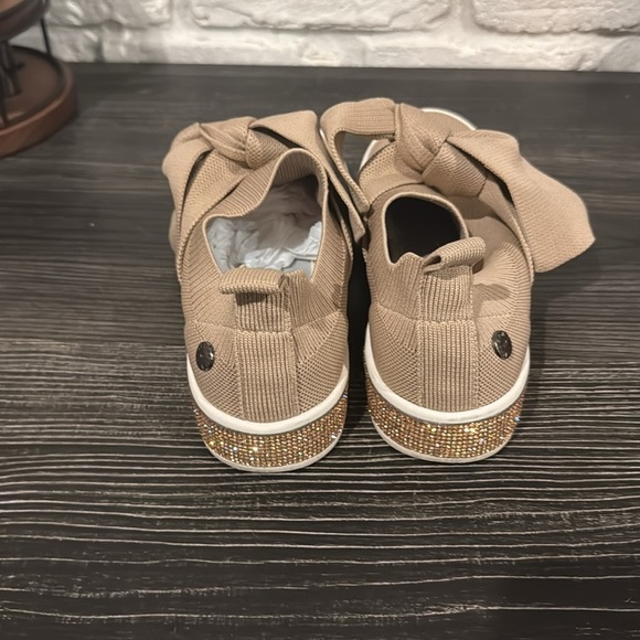 Women's Bernie Mev.  New York Tan Slip-On knot Sneakers with Bow - Picture 3 of 4